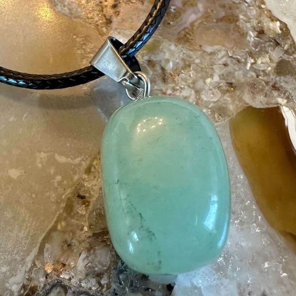 3146 Chic Mint Green Polished Stone Pendant Necklace